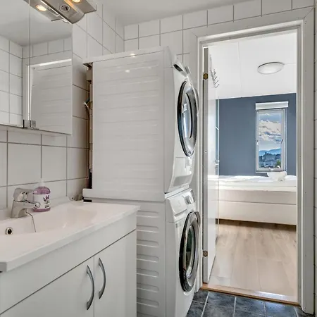 The Polar Throne - With Breathtaking Views